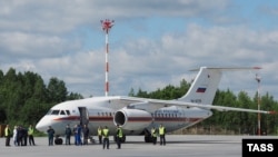 Самолёт МЧС России в аэропорту Петрозаводска, июнь 2016 года 