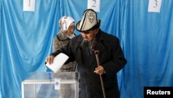 Голосование на одном из участков в Казахстане