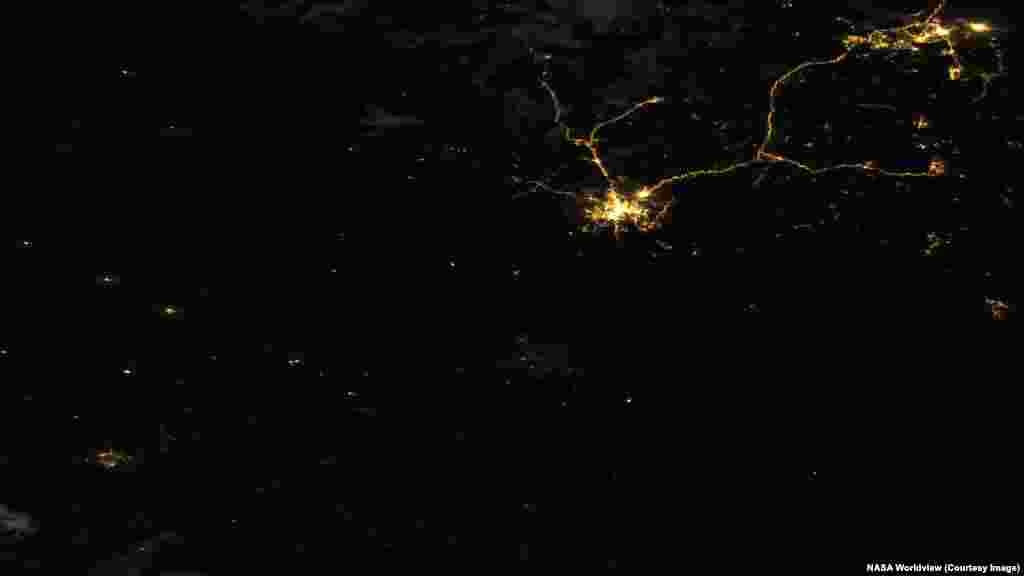 Харків (у центрі зображення) майже неможливо розгледіти на нічному супутниковому знімку, зробленому 5 липня 2026 року. Трохи на північний схід розташований російський Бєлгород, і його добре освітлені траси мають практично той самий вигляд, порівняно з архівним знімком від 17 серпня 2021 року.