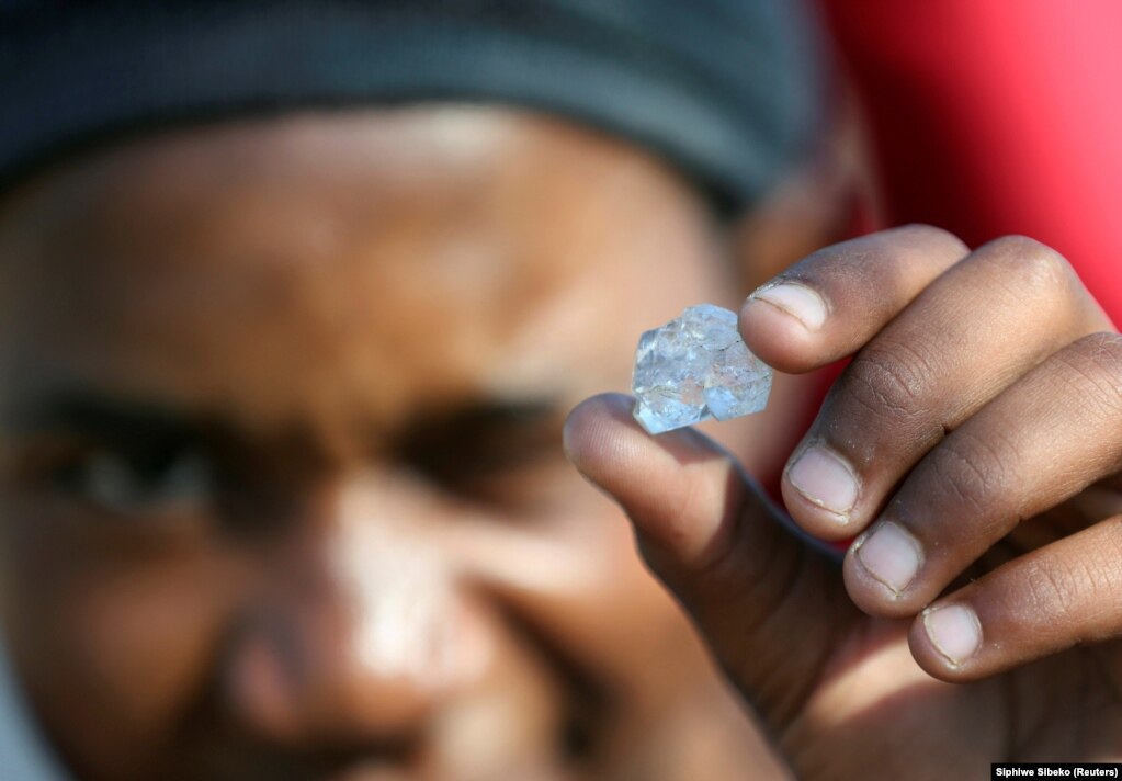 Banorët e një fshati të quajtur Kuahlathi, në provincën Kuazulu-Natal të Afrikës së Jugut, kanë gjetur disa gurë të paidentifikueshëm në një fushë, që i kanë shtyrë të besojnë se vlejnë shumë dhe se do t'i pasurojnë.