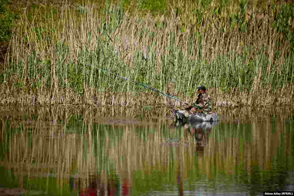 Şamaxının Kərkənc kəndi yaxınlığında kiçik gölməçə və balıqçı.