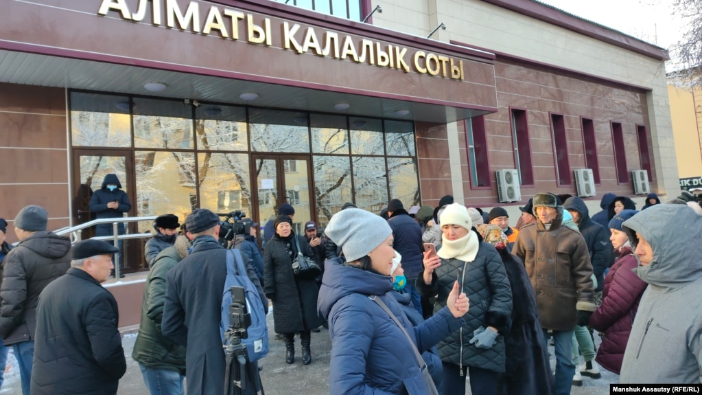 Десятки человек прибыли к зданию Алматинского городского суда, чтобы поддержать осужденных активистов, однако их внутрь не пустили. Алматы, 28 декабря 2021 года
