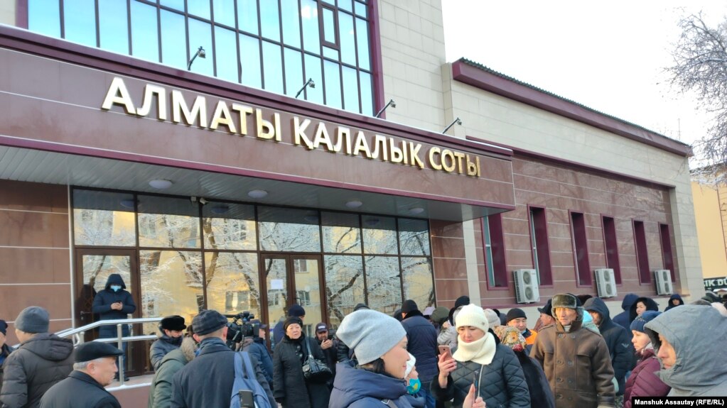 Десятки человек собрались перед зданием Алматинского городского суда, чтобы поддержать 13 активистов, апелляции которых рассматривает суд. Алматы, 28 декабря 2021 года 