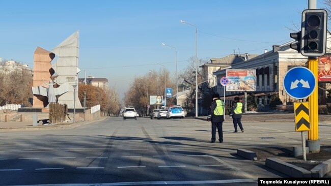 Полиция Республика алаңы арқылы өтетін Сәтпаев көшесіндегі жолды жауып тұр. Алматы, 3 қаңтар 2022 ж.