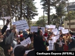  Шукрия Садат приказва пред събралите се протестиращи. 