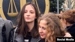 Участницы группы Pussy Riot Люся Штейн (слева) и Мария Алёхина