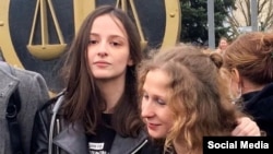 Pussy Riot activists Lyusya Shtein (left) and Maria Alyokhina (right) were among those detained. (file photo) 