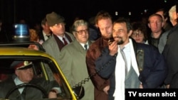 Ахмед Доган (с белия шал) през 1990 г. Стоп кадър от филма на Малина Петрова "Държавни тайни".