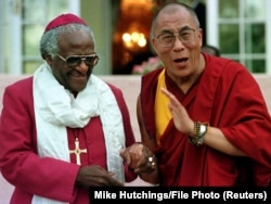 Архієписком Дезмон Туту рукостискається з духовним лідером тібетського буддизму Далай-ламою (ілюстраційне фото)
