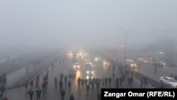 Шествие протестующих по проспекту Райымбека в Алматы, 5 января 2022 года
