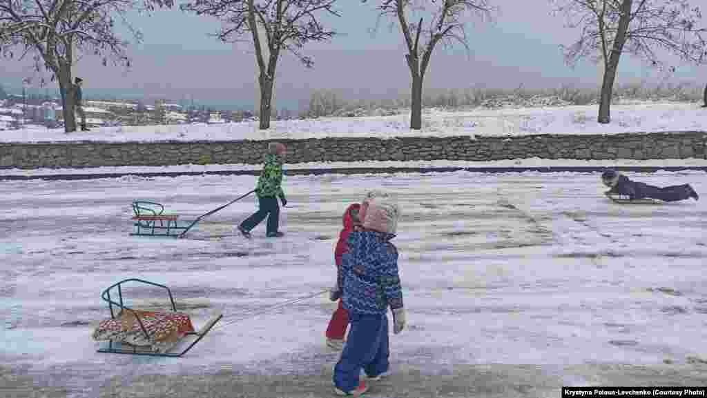 Сніжна погода зазвичай викликає захоплення у дітей, які поспішають з санчатами на гірку