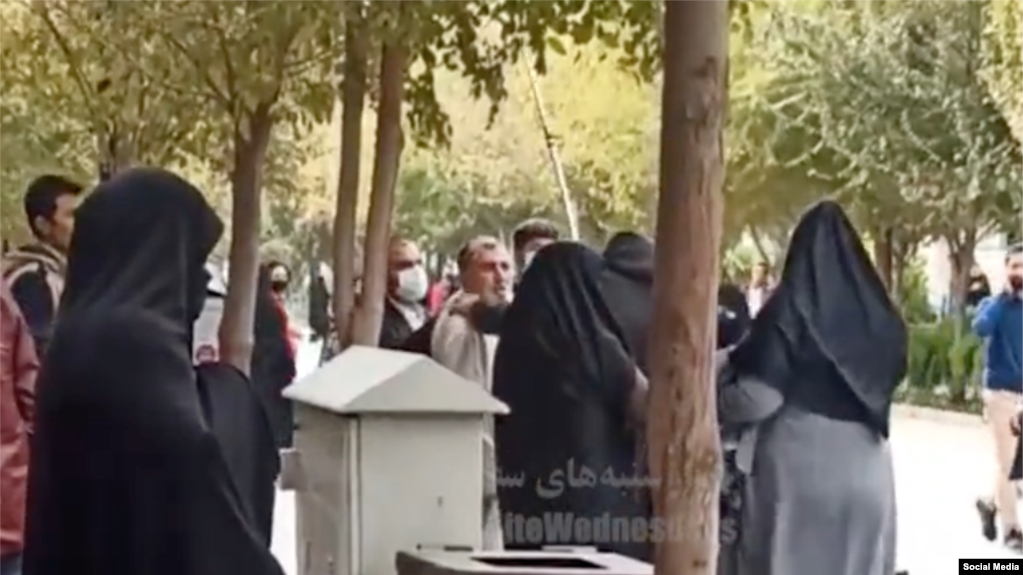 تصویری از حمله یک روحانی با عصا به زن معترض (برگرفته از ویدئو)