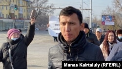 Абзал Достияров Алматыдағы митингіде. 16 желтоқсан 2021 жыл.