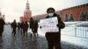Зачем российский полицейский вышел к Кремлю с плакатом за Навального
