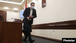 Armenia - Yerevan Mayor Hayk Marutian leaves an emergency session of the municipal assembly before it approves a motion of no confidence in him, December 22, 2021.