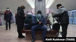 Пассажиры на станции "Площадь Ленина" Новосибирского метрополитена, 17 декабря 2021 года. В Новосибирской области действует постановление о режиме повышенной готовности в связи с распространением коронавирусной инфекции
