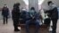 Пассажиры на станции "Площадь Ленина" Новосибирского метрополитена, 17 декабря 2021 года. В Новосибирской области действует постановление о режиме повышенной готовности в связи с распространением коронавирусной инфекции