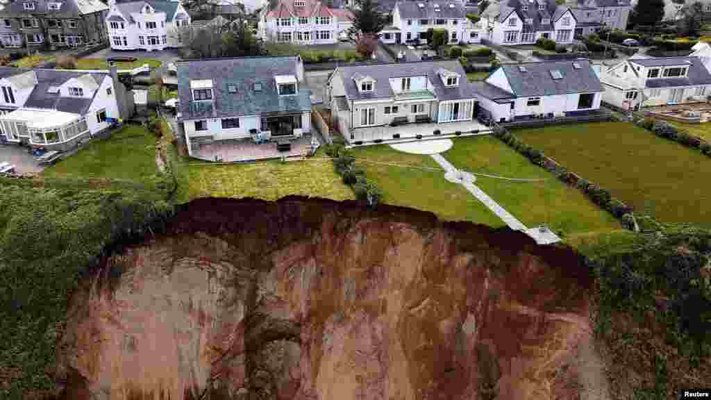 Áprilisban leomlott egy hatalmas szakasz az angliai Dorset megyében található Jurassic Coast világörökségi helyszín parti szirtjeiből. Egy körülbelül háromszáz méteres szakaszon történt a földcsuszamlás; hatvan éve nem volt hasonló eset az Egyesült Királyságban