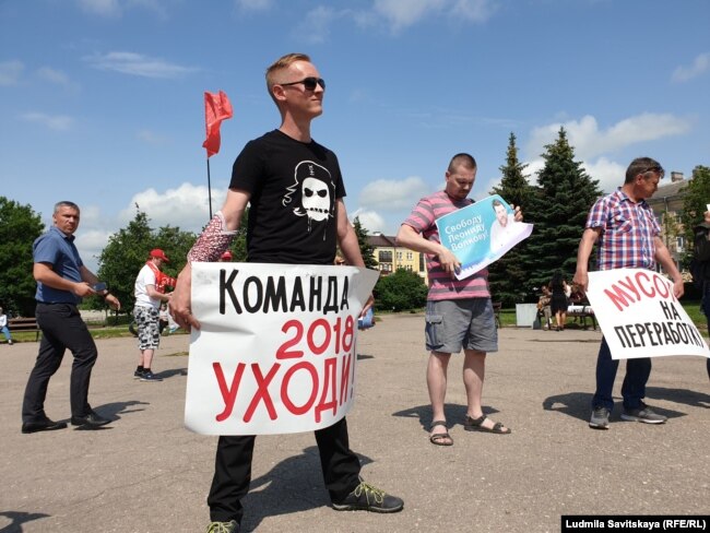 Жилинский на пикете в Пскове. Справа от него – экс-координатор штаба Навального Алексей Дорожкин, также эмигрировавший из России