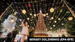 Біля головної ялинки України на Софійській площі в Києві