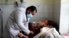آرشیف - داکتر حین معاینه یک مریض در شفاخانه خوست