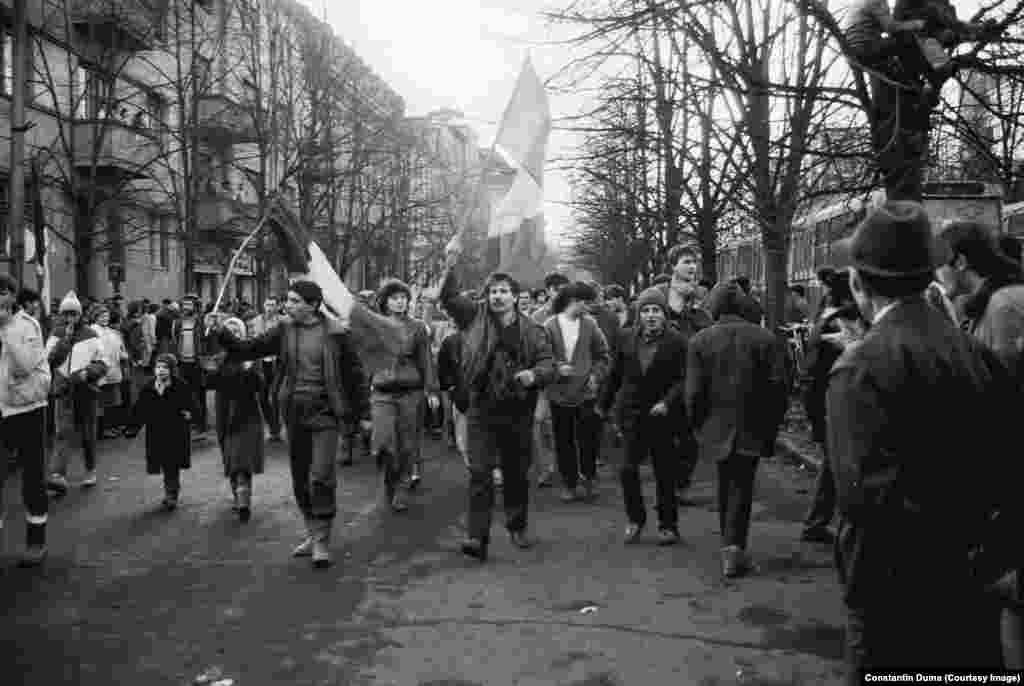 Revolutionari &#238;n 1989 &#238;n Timișoara. Fotografie de arhivă de Constantin Duma