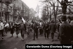 Demonstranți timișoreni îndreptându-se spre clădirea Comitetului Județean al Partidului Comunist Român (partid unic în țară, potrivit Constituției Republicii Populare, apoi Socialiste România). 17 decembrie 1989.