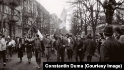 Preotul ortodox Ioan Mura, în Timișoara, în fruntea unei coloane de manifestanți. Decembrie 1989 și după 32 de ani