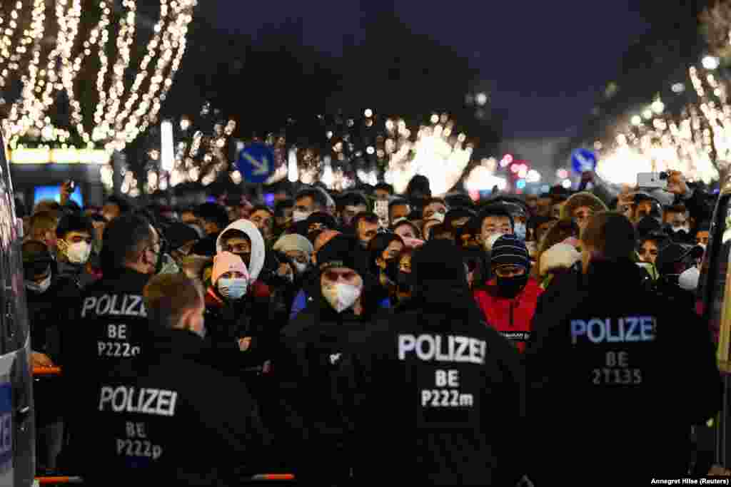 Qytetarët e mbledhur pranë Portës së Brandenburgut për të festuar Vitin e Ri. Berlin, 31 dhjetor 2021.&nbsp; &nbsp;