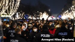 Ljudi se okupljaju u ulici Unter den Linden u blizini Brandenburške kapije tokom proslave Nove godine u Berlinu, Njemačka, 31. decembra 2021.