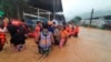 Osoblje Filipinske obalske straže pomaže u evakuaciji stanovnika zbog poplava uzrokovanih tajfunom Rai u gradu Cagayan De Oro, Filipini, 16. decembra 2021. 