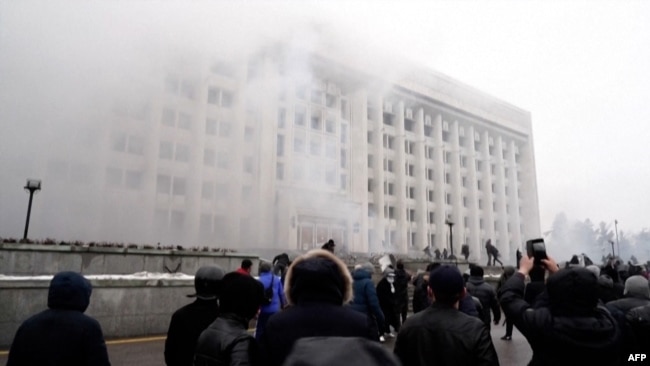 Protesta afër ndërtesës së komunës së Almatit. 5 janar 2022.