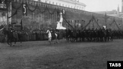 Gyzyl goşunyň harbylary Gyzyl meýdanda. 7-nji noýabr, 1922 ý. Moskwa.