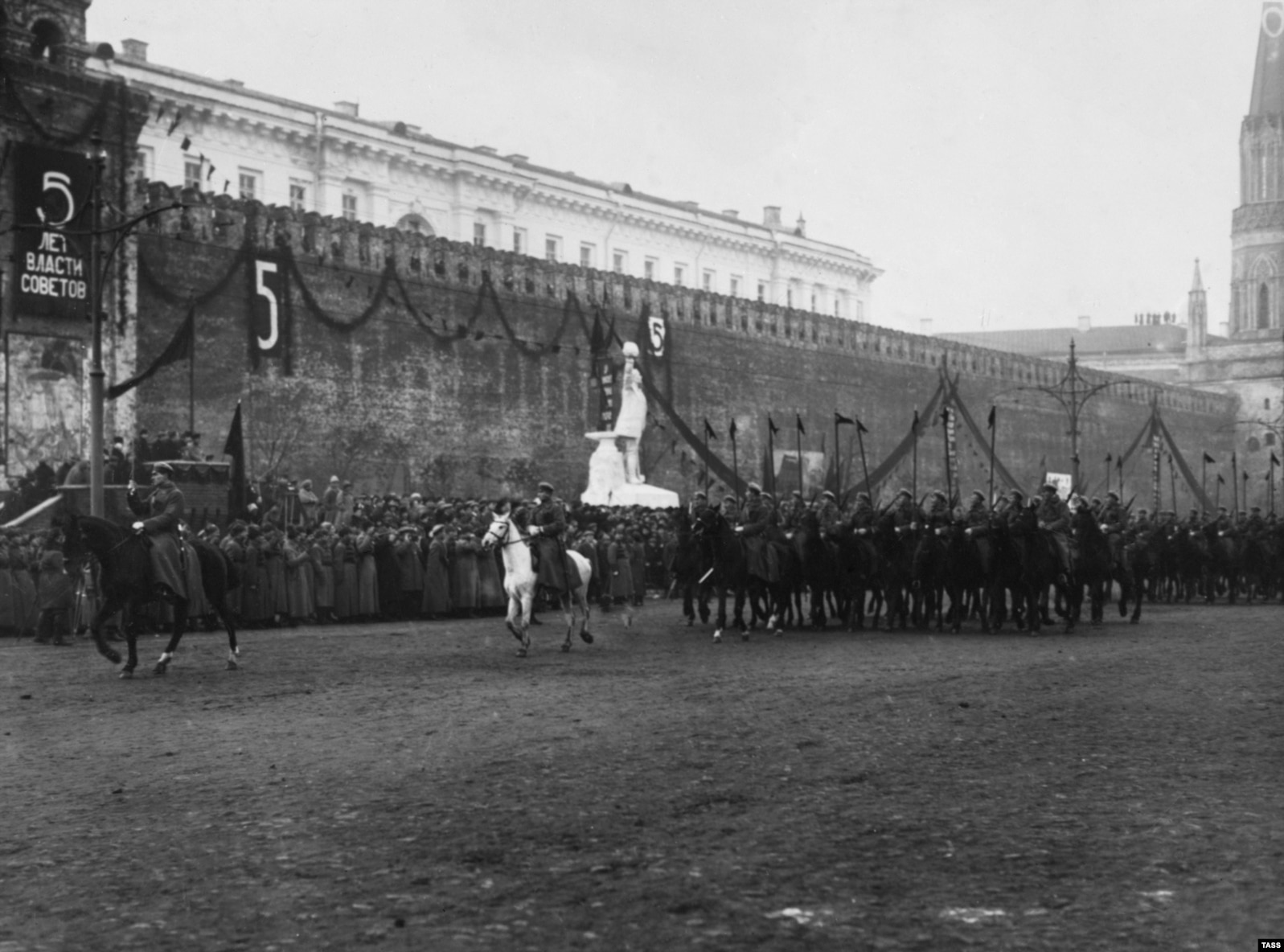 Trupat e Ushtrisë së Kuqe duke kaluar pranë Kremlinit në Sheshin e Kuq më 7 nëntor 1922, teksa bolshevikët shënuan pesëvjetorin e marrjes së pushtetit.