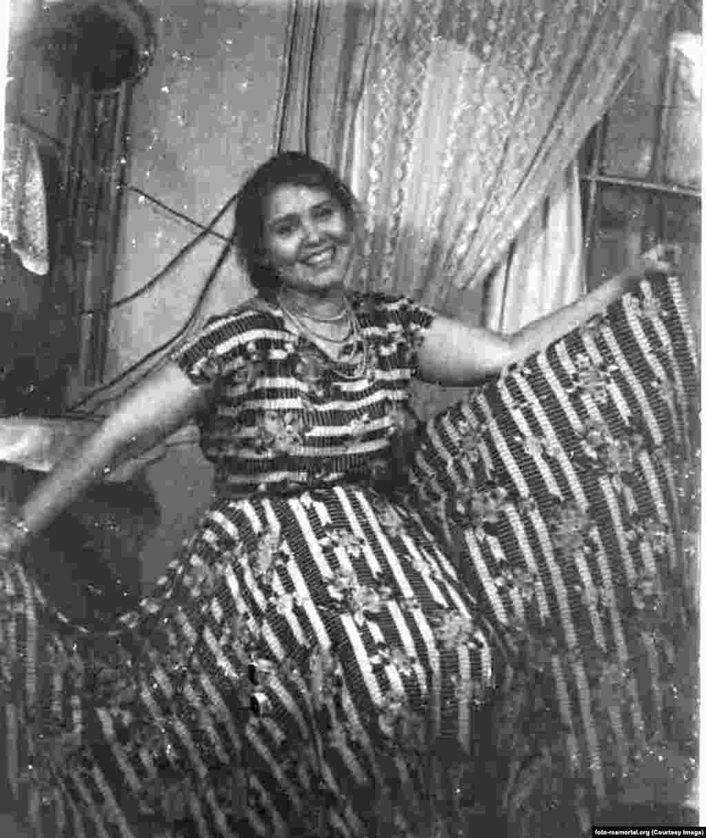 Јулија Одинцова со првиот фустан што го соши за себе, две години откако излезе од работен логор. Одинцова беше обвинета за &bdquo;антисоветска пропаганда и агитација&ldquo; и преживеала осум години во различни логори за принудна работа во Сибир пред да биде ослободена во 1952 година.
