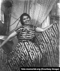 Iulia Odințova poarta prima rochie cusută de ea, la doi ani după ce a fost eliberată dintr-un lagăr de munca. Odințova a fost acuzată de „propagandă și agitație antisovietică” și a supraviețuit opt ani în diferite lagăre de muncă forțată din Siberia, înainte de a fi eliberată în 1952.