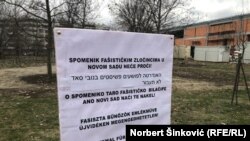 Antifašističke organizacije su organizovale proteste protiv podizanja ovog spomenika: Ova improvizovana tabla je postavljena na protestu 23. decembra 2021. godine.