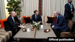 Բրյուսելում, Արևելյան գործընկերության գագաթնաժողովի ավարտից հետո, Հայաստանի վարչապետ Նիկոլ Փաշինյանի, Ֆրանսիայի նախագահ Էմանյուել Մակրոնի և Ադրբեջանի նախագահ Իլհամ Ալիևի եռակողմ հանդիպումը, 15-ը դեկտեմբերի, 2021թ․