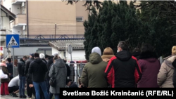 Redovi ispred COVID-19 ambulante u beogradskom naselju Voždovac, 5. januar 2022.