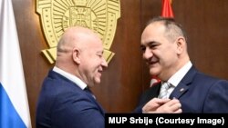 Direktor predstavništva ruske državne kompanije “Rostek” (levo) uručuje medalju za doprinos na unapređenju saradnje državnom sekretaru MUP-a Srbije Bojanu Jociću