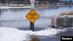 Министерството за транспорт на Алјаска предупреди дека патиштата уште долго ќе бидат под слој мраз. 