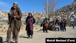 Afgán nők és férfiak egy kabuli utcán néhány hónappal a tálib hatalomátvétel után, 2021. december 16-án