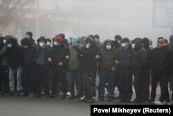 Демонстранты на мирном шествии в Алматы 5 января 2022 года