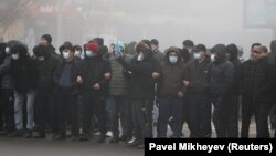 Бейбіт наразылық шеруіне шыққан демонстранттар. Алматы, 5 қаңтар, 2022 жыл