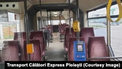 Interiorul autobuzului Man Ng 321 care circulă prin municipiul Ploiești. Vehiculul a fost fabricat în 1997, adică împlinește 25 de ani. Cel mai vechi autobuz se poate găsi însă pe străzile Brăilei, el fiind importat din Austria la mâna a doua. 