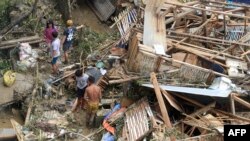Traženje stvari u uništenim domovima u mestu Talisay dan nakon što je tajfun Rai udario u Filipine, 17. decembar 2021. 