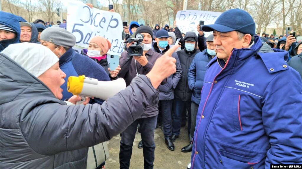 Протестующая против повышения цен жительница Жанаозена высказывает свои недовольства акиму Мангистауской области Нурлану Ногаеву. 3 января 2022 года