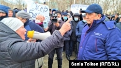 Протестующая против повышения цен жительница Жанаозена высказывает свои недовольства акиму Мангистауской области Нурлану Ногаеву. 3 января 2022 года