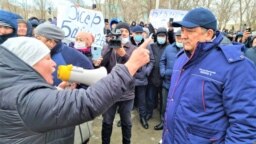 Протестующая против повышения цен жительница Жанаозена высказывает свои недовольства акиму Мангистауской области Нурлану Ногаеву. 3 января 2022 года