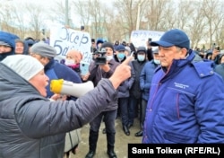 Аким Мангистауской области Нурлан Ногаев (справа) пришел разговаривать с митингующими, но не добился успеха. Народ требовал на площадь тех, кто «в состоянии решить вопросы». Жанаозен, 3 января 2022 года